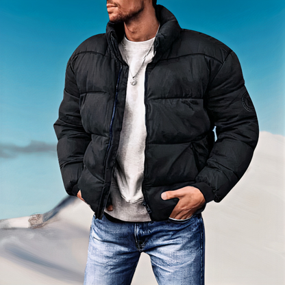 Herr trägt eine warme Daunenjacke, perfekt für kalte Wintertage