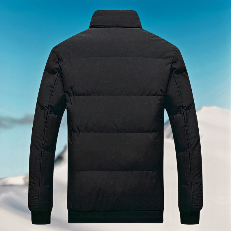 Herr trägt eine warme Daunenjacke, perfekt für kalte Wintertage