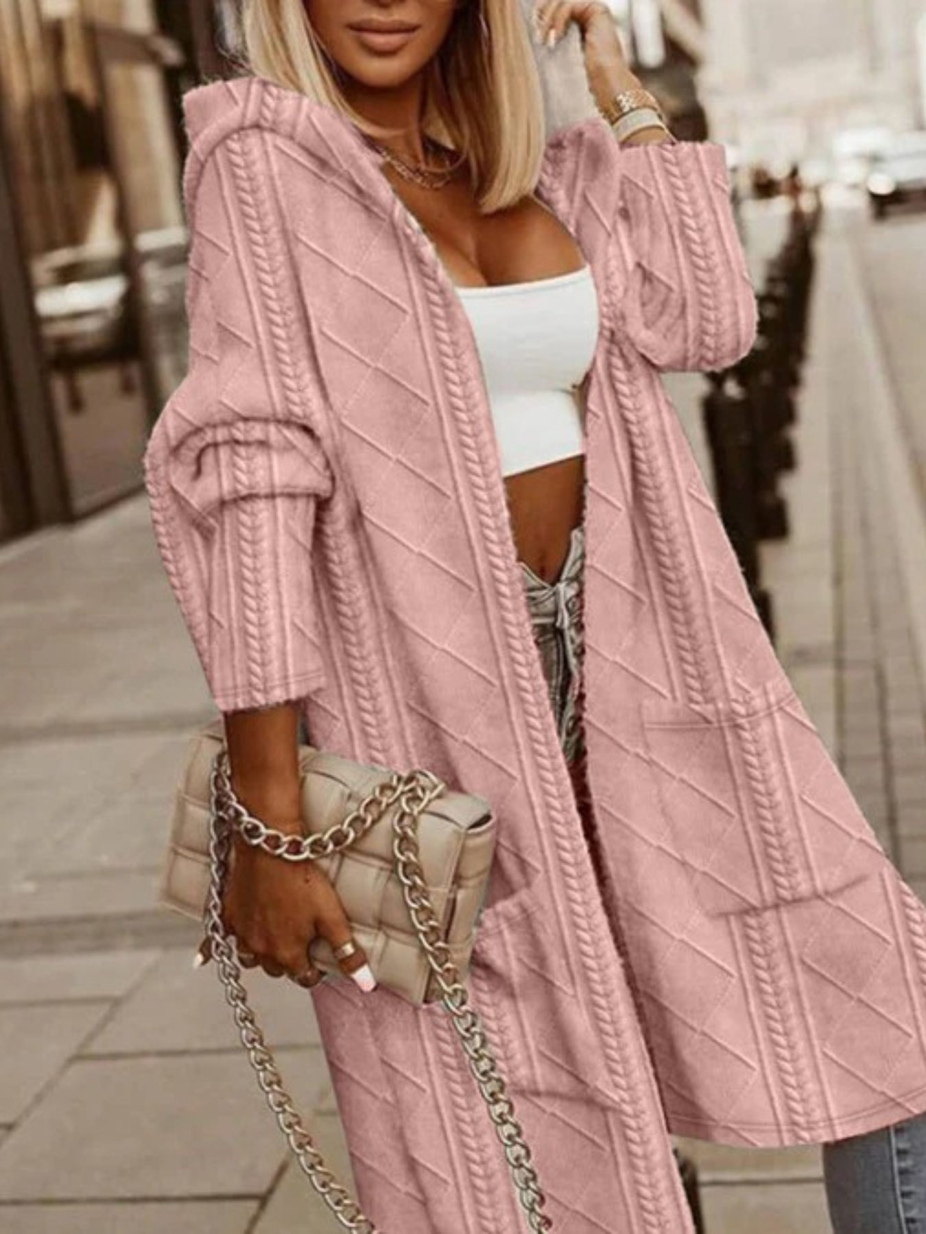 Warmer Strickcardigan mit Kapuze für Damen, gemütlich und zeitlos im Design.